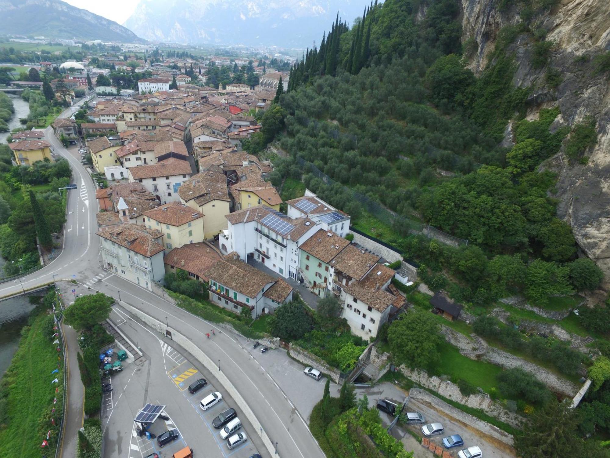 On The Rock Hotel Arco Bagian luar foto